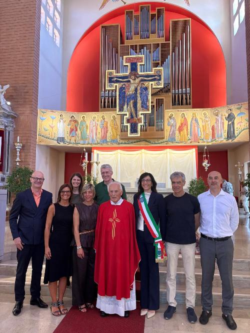 I 60 anni di sacerdozio di monsignor Rosso. Alla sua destra l'assessore regionale Barbara Zilli